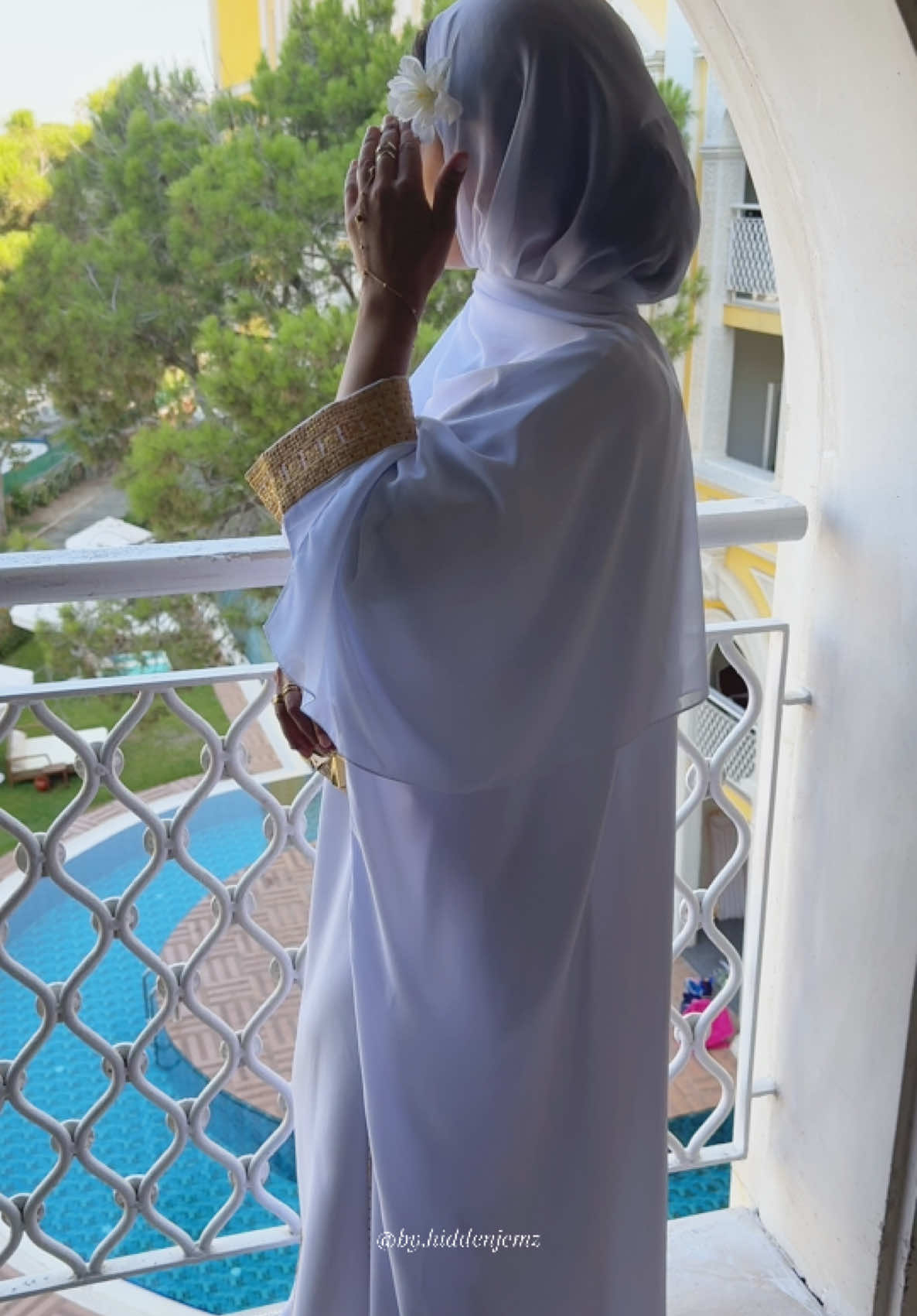 Serving looks while staying modest>> #elegantstyle #abayagirls #modestfashion #modesty #holidays 