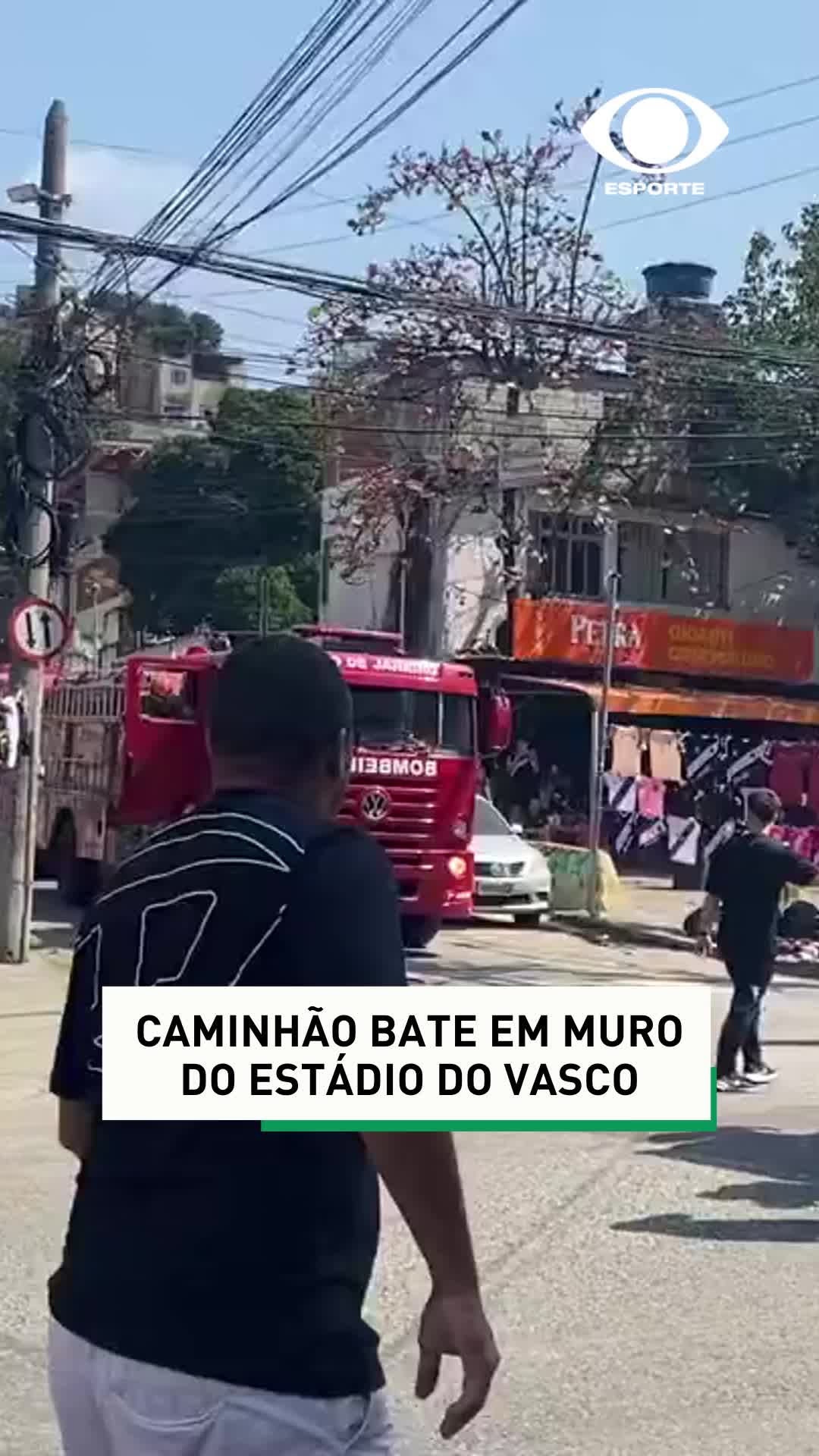 Um caminhão bateu no muro do estádio do Vasco nesta terça-feira, 27. Três pessoas ficaram feridas, um já do lado de fora do caminhão, e outros dois, presos nas ferragens. #EsporteNaBand