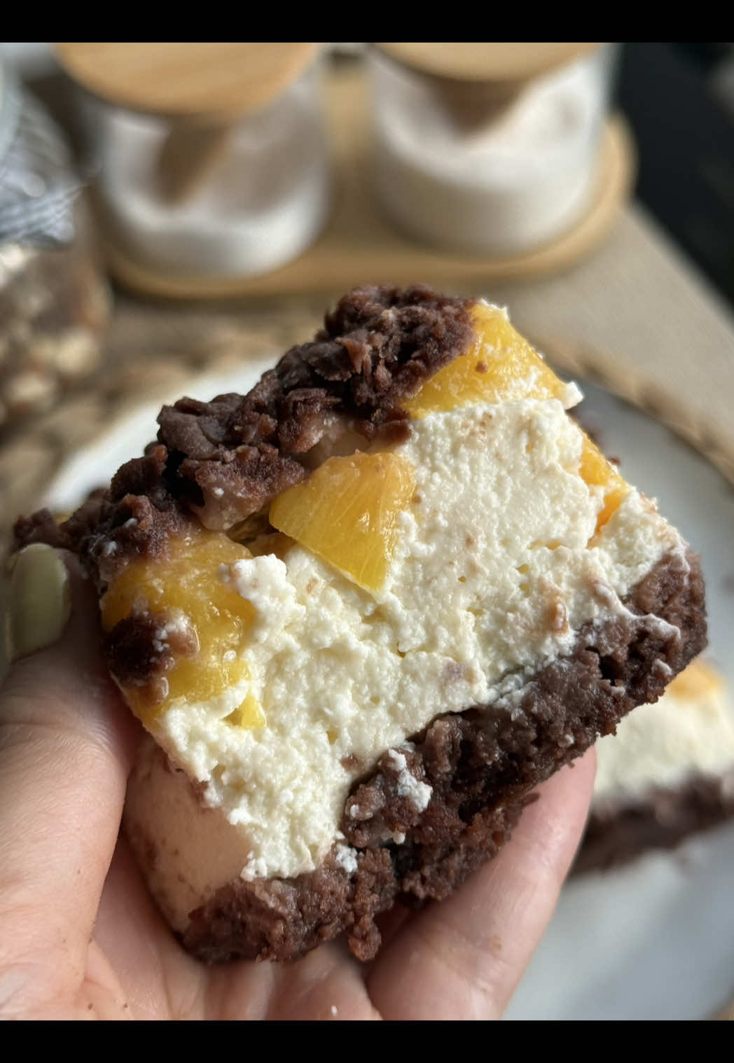 Шоколадний сирник з персиками 🍑 🔸 Інгредієнти: 🍫Шоколадне тісто: • Яйця - 1 шт • Вершкове масло -100 гр  • Цукор - 90 гр  • Борошно - 270-300 гр • Какао - 2 ст.л • Розпушувач - 1 ч.л Сирне тісто : • Кисломолочний сир -550 гр • Яйця- 3 шт  • Сметана - 4 ст.л • Цукор - 160 гр  • Ванільний цукор - 10 гр  • Крохмаль - 2 ст.л Начинка 🍑 • Персики - 2-3 шт P.S До речі, вершкове масло зараз в @silpoua по ціні тижня 🧡 🔸 Приготування: 1.Для шоколадного тіста:  до одного яйця, додаємо цукор, перемішуємо та вливаємо розтоплене вершкове масла, потім додаємо половину борошна розпушувач та какао перемішуємо і додаємо залишки борошна і замішуємо еластичне тісто.  2.Потім ділимо  його  на дві частини, меншу кладемо в морозилку на 1 годину, а більшу в холодильник. 3.Для сирної основи: до кисломолочного сиру, додаємо яйця, цукор, сметану та крохмаль і перебиваємо все блендером до однорідної сирної маси.  4.Персики нарізаємо не невеликі щшматочки.  5.В форму викладаємо тісто, робимо основу, потім виливаємо сирне тісто, далі викладаємо персики, а меншу половину тіста натираємо та викладаємо на  сирник, ставимо його в духовку на 1 годину при 185 градусах ( може бути трохи довше, дивіться по своїй духовці) 6. Потім даємо сирнику охолонути і смакуємо. 