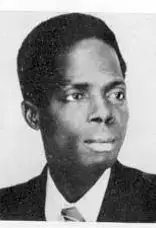 Victor BIAKA BODA tué par les Colons Français (1913 – 1950) Je vais vous raconter une histoire cachée lisez et soyez attentif :<< Victor Biaka Boda est un oublié de l'Histoire de la Côte d’Ivoire, très peu d'africains connaissent ce nom.  Et pourtant, il fut un grand militant et une figure emblématiques la résistance à l'oppression coloniale. Victor Biaka Boda, est né le 25 février 1913 dans le village de Dahiépa, dans la région de Gagnoa en Côte d'Ivoire. Il est très tôt orphelin de père et de mère ; il est élevé par ses grands-parents. Elève brillant, en 1936, il sort de l'Ecole de Médecine de Dakar nanti du diplôme de Médecin africain. Il est affecté à N'Zérékoré en Guinée. C'est au cours de son séjour en Guinée qu'il fait la rencontre du leader africain Ahmed Sékou Touré, alors président de la section du RDA (Rassemblement Démocratique Africain) en Guinée. Il adhère au RDA. Le RDA est à cette époque le plus grand mouvement panafricain d'Afrique de l'ouest qui lutte pour l'émancipation de l’Afrique. Victor Biaka Boda fustige la colonisation. Avec sa fougue oratoire, il sème le trouble dans la colonie guinéenne ; l'administration coloniale va commencer à surveiller de très près ce « révolutionnaire ». En 1947, il quitte définitivement la Guinée pour la Côte d’ivoire, la terre de ses ancêtres. Son combat va prendre une autre dimension. En 1948, il est élu sénateur dans le cadre de l’union française. Il s’envole en France pour défendre la cause des siens. A 35 ans, c’est un révolutionnaire actif, excellent orateur, organisateur et meneur d'hommes, il prend une part active à la lutte de libération de la Côte d'Ivoire que mène le RDA contre les autorités françaises. L'administration coloniale décide de mener une lutte sans merci aux leaders du RDA anticolonialistes. Ces leaders sont arrêtés, intimidés, emprisonnés. Les populations acquises à la cause du RDA sont massacrées. La répression de Bouaflé du 21 janvier 1950 fait des morts parmi les manifestants et deux cents militants du RDA sont arrêtés parmi lesquels on comptera onze morts à la prison. Victor Biaka Boda devient de plus en plus virulent et fustige durement la colonisation. Il sillonne de nombreuses villes de la colonie ivoirienne pour prôner l’insurrection. Il va prononcer un violent discours dans la ville de Daloa pour exprimer sa détermination à délivrer la Côte d’ivoire du Joug colonial. C’est ce discours qui va signer son arrêt de mort. Dans la nuit du 27 au 28 janvier 1950, le révolutionnaire Victor Biaka Boda, quittant Yamoussoukro pour se rendre à Gagnoa, disparaît mystérieusement à Bouaflé de la maison où il avait trouvé l'hospitalité après que sa voiture fût tombée en panne à l'entrée de la ville.  Son corps est découvert 4 jours plus tard dans une clairière à Bouaflé, suspendu à une branche d'arbre à 1,40 m du sol, la tête tranchée. Pour ternir sa réputation, les journalistes français parlent alors de crime rituel ; l’administration coloniale fait circuler la rumeur selon laquelle il aurait été mangé par ses concitoyens anthropophages. En lui prêtant une mort ridicule, les autorités françaises voulaient salir sa mémoire et faire disparaitre le souvenir de ce jeune nationaliste aux discours enflammés. Mais que s’est-il passé réellement ? En effet, il est tombé dans un guet-apens. Cette nuit-là, il a été enlevé par des supplétifs de l’armée française qui l’ont torturé à la baïonnette jusqu’à ce mort s’ensuive ; sa tête a par la suite été tranchée à proximité de Bouaflé. Il avait 37 ans. Le gouverneur de la colonie de Côte d’ivoire se méfiait de ce brillant orateur, ce révolutionnaire qui faisait ombrage à Félix Houphouët-Boigny qui était plutôt proche des autorités françaises. Biaka Boda assassiné, Houphouët-Boigny peut désormais devenir Président de la Côte d’Ivoire . Le seul souvenir qu’on garde de lui c’est le stade Victor Biaka Boda de Gagnoa qui a été nommé ainsi en son hommage. Pris sur : La vraie histoire de l'Afrique