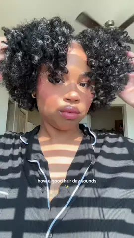 I’m always so surprised by the shape of my hair even after getting a blunt cut bobiana 😍🥹 #curlyhair #goodhairday  #bluntbob #curlycut 