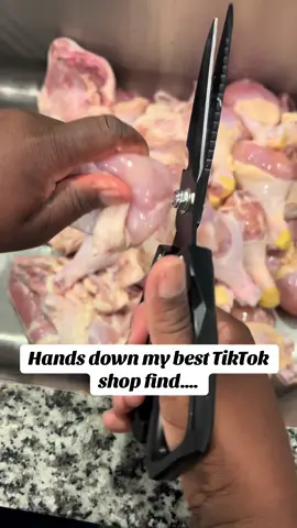 Meal prepping with my new kitchen scissors….Hands down one of the best thing I got from the TikTok shop… #kitchengadgets #kitchenmusthaves #kitchenscissors #cooking #cooktok 