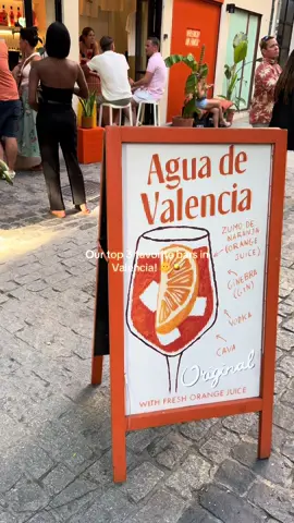 Our top 3 favorite bars in Valencia!🌞🍹 1. Finca Bar Dit leuke kleine barretje in het oude centrum is echt onze favoriet! 2. Café de las Horas Wie ons al lange tijd volgt, weet dat je hier de LEKKERSTE Agua de Valencia ooit drinkt.🤭 3. Spritzeria Aperol Spritz lovers opgelet: je krijgt hier een hele toren vol Aperol Spritz. Thank us later.😉 Benieuwd naar meer tips? Tijdens onze fietstours delen we nog meer leuke plekjes. Elke dag hebben wij om in de ochtend en middag een fietstour om samen Valencia te ontdekken. 🥰 Onze fietstours duren 3 uur en zijn €30,00 per persoon. Inbegrepen fietsen van ons, een proefverrassing en een flesje water! De tours worden gegeven in het Nederlands en we beginnen in de wijk Russafa! 🫶🏼 Heb jij je fietstour nog niet geboekt in Valencia? Boek hem bij Hotspot Valencia! Stuur ons een berichtje op Whatsapp: ‪‪‪‪+34625237012‬‬‬‬ DM op Instagram @hotspotvalencia E-mail: info@hotspotvalencia.nl of boek via de website ‪‪‪www.hotspotvalencia.nl‬‬‬ Hopelijk zien we je snel! 🚲 Hasta Pronto! 🇪🇸 #valencia #hotspotvalencia #valenciafietstour #hotspotvalenciafietstour #valenciahotspot #fietstour #fietseninvalencia #dutchieinspain 