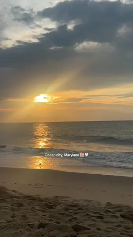 Such a beautiful sunrise 😍 who else loves waking up to watch the sunrise and even go for a morning dip in the ocean??🌊 🤍✨  #sunrise #beachsunrise #beach #oceancity #CapCut 