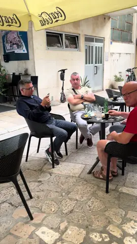 Pogledajte kako se u javnosti ponašaju voditelj odjela parkinga u gradskom poduzeću Obale i Lučice Mate Marić i direktor Vodovoda Tomislav Matek. Umjesto da su na svojim radnim mjestima, Marić i Matek piju kavu, psuju, vrijeđaju i prijete staklenim bocama. Video je malo duži, ali na kraju su svi otišli na svoja radna mjesta. ✍️ #uhljebi #neradnici #zadarskihdz #tomislavmatek #vodovod #matemarić #obalailucice #fyp 