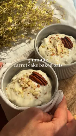 Ending our quick summer oats series with a fave - carrot cake oats, this time in the microwave! 🥕 More oats recipes:  @valeria_recipes  🥕 Carrot Cake Microwave Baked Oats 📝 Ingredients: • 1 carrot, grated • 1 banana, mashed • 1 cup oats • 1/4 cup plant-based milk • 1 tbsp nut butter • 1/2 tsp pie spice mix • 1/2 tsp baking powder • Pinch of salt Topping ideas: Yogurt (greek or coconut) + peanut butter Nuts 👩‍🌾 Instructions: 1. In a bowl, combine the oats, mashed banana, grated carrot, milk, nut butter, spices, baking powder, and salt. Mix well. 2. Transfer the mixture into microwave-safe baking cups and cook at 600W for about 2 minutes. 3. Top with a nut-butter yogurt sauce and sprinkle with nuts. Enjoy! ✨ PFC per 100 g (without topping): Calories: ~178 kcal Protein: ~6.5 g Fat: ~4.7 g Carbohydrates: ~29.3 g #CarrotCakeOats #MicrowaveBakedOats #BakedOats #microwaveoats                          #creatorsearchinsights 