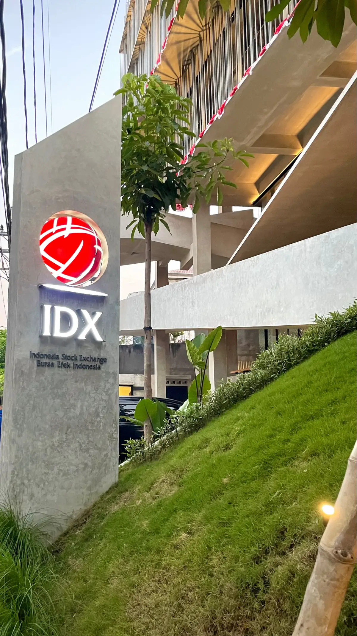 Awalnya cuma penasaran sama dunia investasi📈 Ternyata aku berkesempatan diundang PT Mirae Sekuritas buat ikut acara Sekolah Pasar Modal Reksadana langsung di Gedung IDX (Bursa Efek Indonesia) 🏛️🔥. Suasananya seru banget, ketemu banyak teman baru, dan dapat ilmu investasi yang benar-benar bermanfaat ✨ Jadi makin semangat buat belajar keuangan dan mulai investasi dari sekarang 🚀💡 Thanks Mirae Sekuritas & IDX atas pengalamannya 🙌 #investasi #pasarmodal #IDX #miraesekuritas #sekolahpasarmodal #belajarinvestasi #investasi #reksadana #finansial #cuan #bursaefekindonesiaidx #indonesiaexchange 
