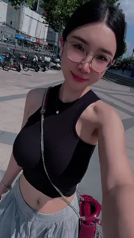 #好身材好气质 #做个哇塞的女孩 #完美身材 #路上 