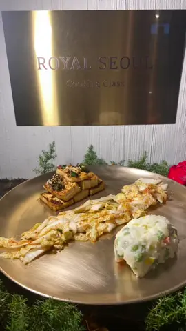 🇰🇷 Cooking in a South Korean Hanok ⬇️  We made a royal palace salad + a seafood pancake (Hamul Pajeon) as our appetizer & then tofu (Dubu-Jorim) with fresh kimchi & Korean potato salad as our entrée #seoulfood #koreacooking #koreafood 