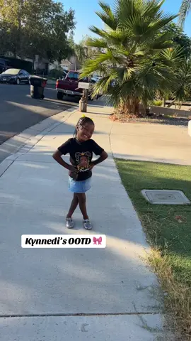 We didn’t do ootd yesterday because she stayed home but here it is today 🎀 #fyp #OOTD #school 