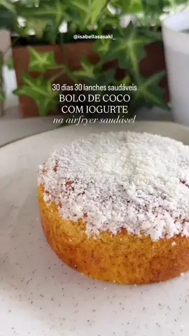 BOLO DE COCO COM IOGURTE - na airfryer  saudável  Dia 10 de 30 dias de lanches saudáveis e hoje trouxe esse bolo de coco com iogurte um dos mais fofinhos que já fiz por aqui fora que é fácil e prático de preparar.  E nessa e em muitas outras receitas por aqui, usei o adoçante forno e fogão da @colorandinafoods que é um dos meus adoçantes favoritos para usar em receitas, já que ele além de ser muito prático de usar por ter a mesma proporção de açúcar, também não tem aquele sabor residual 🤌🏼 Ingredientes: • 1 ovo • 30ml de iogurte natural  • 2 col. sopa de adoçante forno e fogão @colorandinafoods  • 3 col. sopa de farinha aveia  • 2 col. sopa de coco ralado sem açúcar  • 1 col. chá de fermento  Modo de preparo: Em um recipiente coloque o ovo, iogurte natural e o adoçante forno e fogão da @colorandinafoods e misture até espumar  Acrescente a farinha de aveia e o coco ralado e misture novamente até ficar homogêneo e acrescente o fermento por último e misture delicadamente  Em uma forma untada ou de silicone despeje a massa e leve para assar na airfryer pré aquecida por 20min à 180° ou até assar por completo  Por cima finalizei com coco ralado e já está pronto! Esse bolinho vai ser seu novo lanche da tarde favorito 🤍 #receitasaudavel#receitasfit #docesfit #bolodecoco #bolofit 