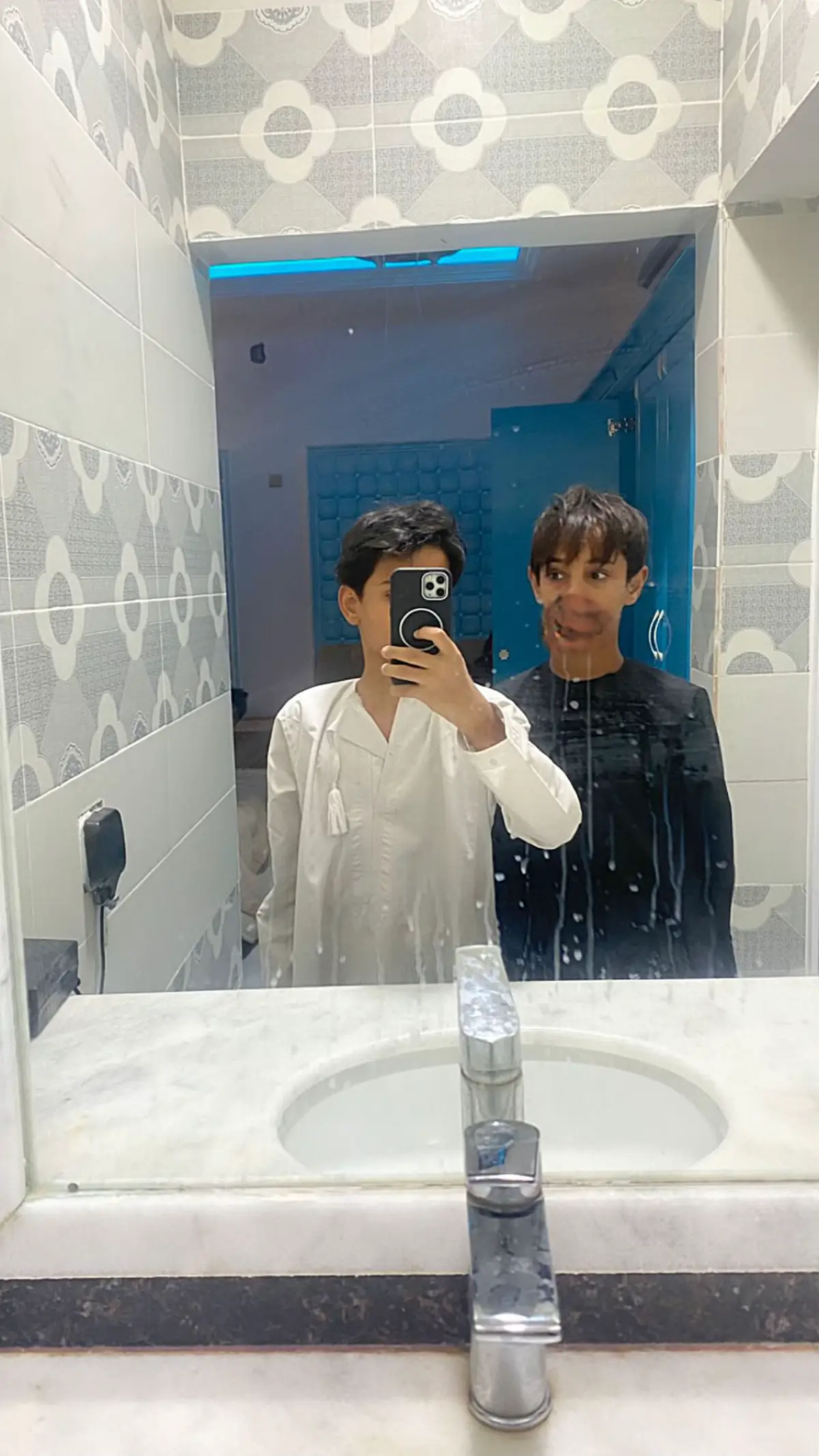 حتى العمر لو تطلب العمر بعطيك خـذيت قلبي معك من صغر سني وخـذيت كل الود وش عاد يرضيك مرت سنين ولا تغيرت لأني #f 