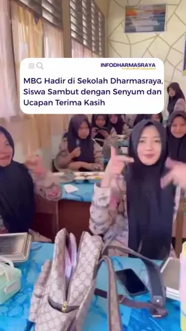 Program Makan Bergizi Gratis (MBG) untuk siswa sekolah di Kabupaten Dharmasraya mulai berjalan. Hari ini, Rabu (27/8) menjadi hari pertama pelaksanaan di SMAN 1 Koto Baru. Sebelumnya, pada Selasa (26/8) MBG juga sudah dilaksanakan di SMPN 2 Koto Baru dan berlangsung lancar. Tampak dalam video yang beredar, para siswa antusias, senang, dan menyampaikan rasa terima kasih mereka kepada Presiden Prabowo Subianto atas hadirnya program MBG yang memberikan manfaat nyata bagi pelajar. #infodharmasraya #dharmasraya 
