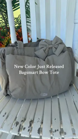 A new color in @BAGSMART best selling bow tote is going crazy right now! Don’t miss out on this new color and restock! They will be gone super quick! #bagsmart #gymbag #workbag #totebag #travelbag 