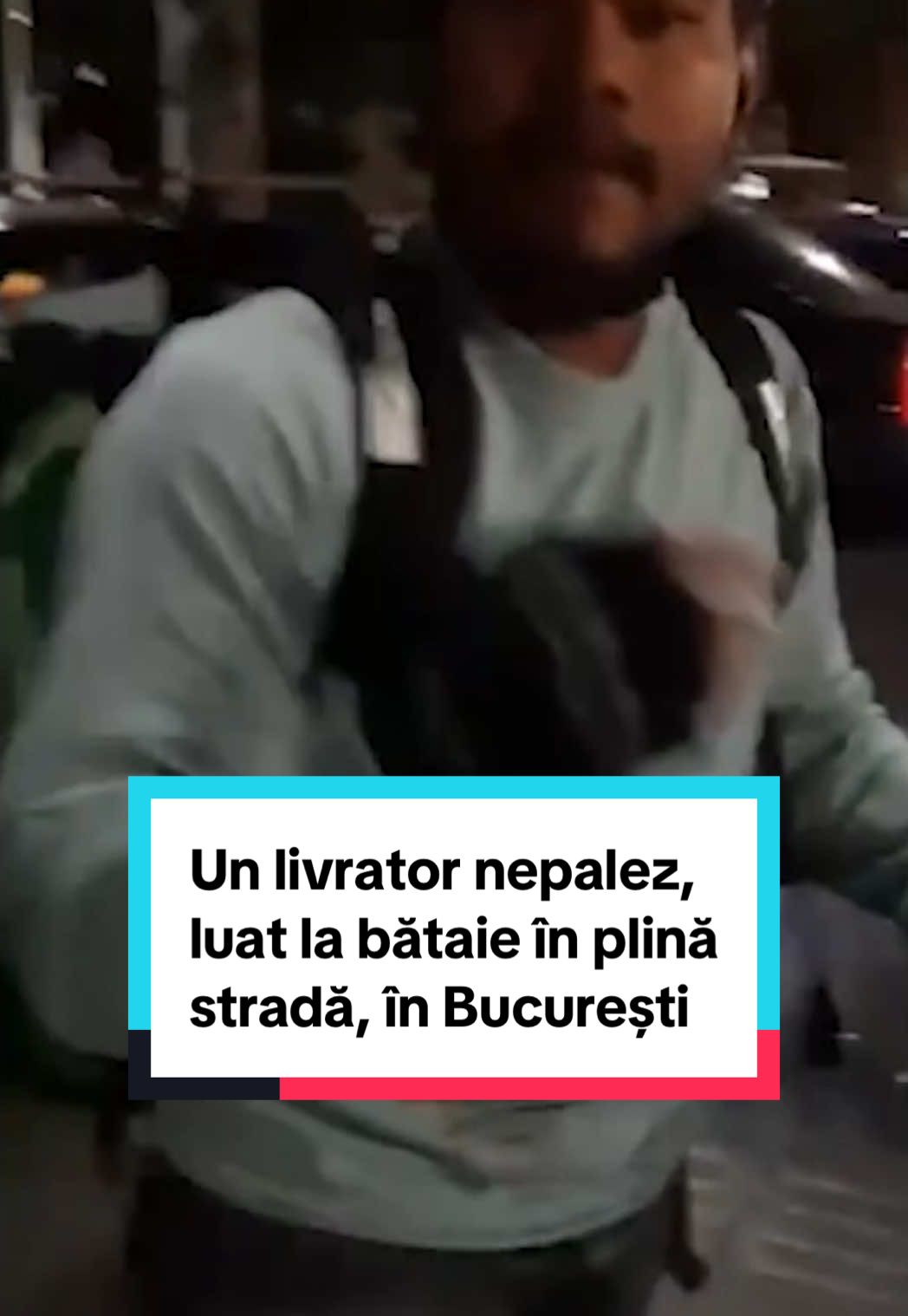 Un livrator de mâncare nepalez a fost luat la bătaie în plină stradă, în București. Atacatorul l-a lovit cu pumnul în față pe tânărul care ducea mâncarea cu Bicicleta și avea geanta în spate, strigându-i: „Mergi în țara ta”. Un polițist aflat însă în timpul liber a intervenit și l-a imobilizat pe atacator. Acest incident a fost semnalat de polițistul Marian Godină. „Felicitări agentului de poliție Andrei Jianu de la Secția 7 pentru intervenția din timpul liber. Sper să vadă acest video și dl Tanasă. Agresorul a fost reținut pt 24 de ore”, a transmis Marian Godină. #romania #bucuresti #news #cctv #gandul 