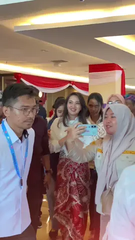 Izin ibu gubernur Maluku Utara @Sherly Tjoanda, ibu sangatlah ramah menyapa semua masyarakat kota kendari. Di nantikan kunjungan berikutnya bu😇🥰#sulawesitenggara #malukuutara 