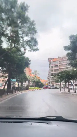 على ظهري حمولي ثقيلة على صدري الحزن شيلة عصفور مكسور جناحه في الليل حزين صبابه ما يبان للناس جراحه والكون حواليه ضبابه يا نجوم يا ريت ما نمت #هاني_شاكر #اغاني #طرابلس 