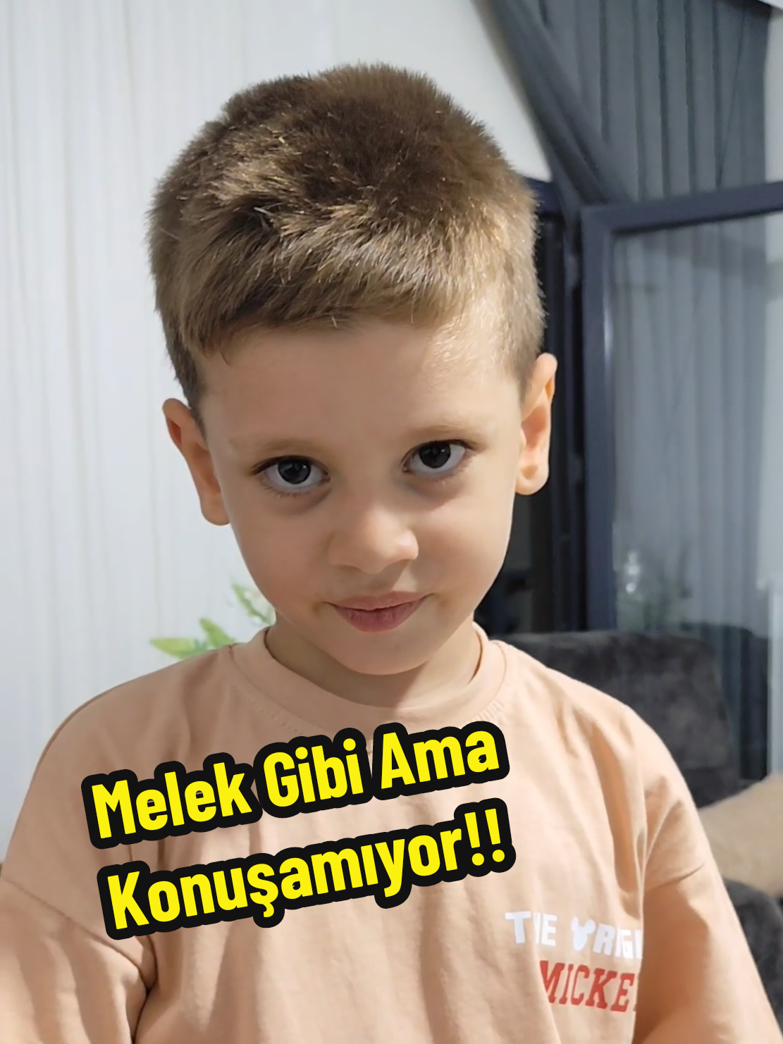 🌸 Arkadaşlar, 7 yaşındaki minik Miran işitme sıkıntısı yaşıyor. Bu nedenle konuşamıyor, sadece “anne, baba, ekmek, su” gibi birkaç kelimeyi öğrenebilmiş. Dünyası sessizlikle çevrili… Oysa onun da hayalleri, gülüşleri ve söylemek istedikleri var. 💔 Babası bir tekstil atölyesinde çalışıyor, fakat imkânsızlıklar yüzünden tedavisini yaptıramıyor. Bizler bir araya gelirsek Miran’ın sessizliğini aydınlığa çevirebilir, onu topluma kazandırabilir ve umut dolu yarınlara taşıyabiliriz. ✨ Tanıdığınız doktorlar, uzmanlar ya da bu konuda öncülük edebilecek gönül dostlarıyla buluşmamız Miran için büyük bir kapı aralayacak. Her bir desteğiniz, Miran’ın hayatında yeni bir ışık demek. 🌟 Şimdiden yürekten teşekkür ediyorum. 🙏 #işitme #işitmecihazı #işitmeengelliler #duymakaybı #konuşmaterapisi 