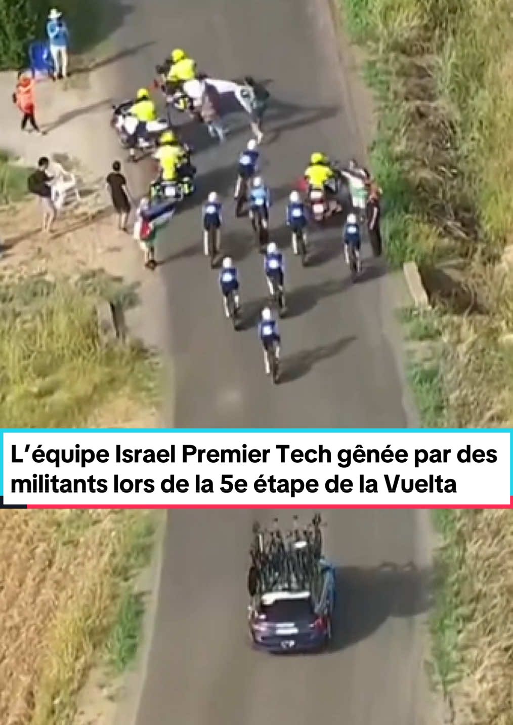 L'équipe Israël-Premier Tech est gênée sur le contre-la-montre par équipes de la Vuelta par des manifestants, avec des drapeaux de la Palestine. Les coureurs perdent quelques secondes dans l'affaire, la moitié doit mettre pied à terre avant de repartir. #LaVuelta #IsraelPremierTech #Palestine #SportsTiktok #Pourtoi