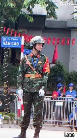Ai đây, ai đây. Cười thế này là các chị mệt lắm em ơi🤭🤣 #levantu #a80 #xuhuongtiktok #ksqs #qđndvn🇻🇳🇻🇳🇻🇳😜