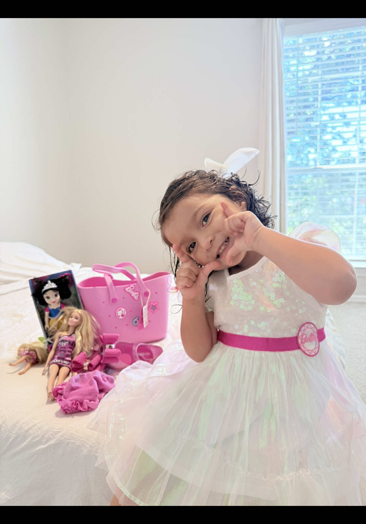 Ella amando su Bolsa de Barbie🥰🩷🎀 para guardar sus muñecas. 🥰 #@Miniso Toys #barbie #