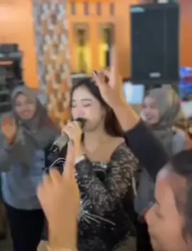 bukit berbunga keri keri keri... @nonikapriliaa_  #reupload #live #hiburantiktok #fypシ #viral 