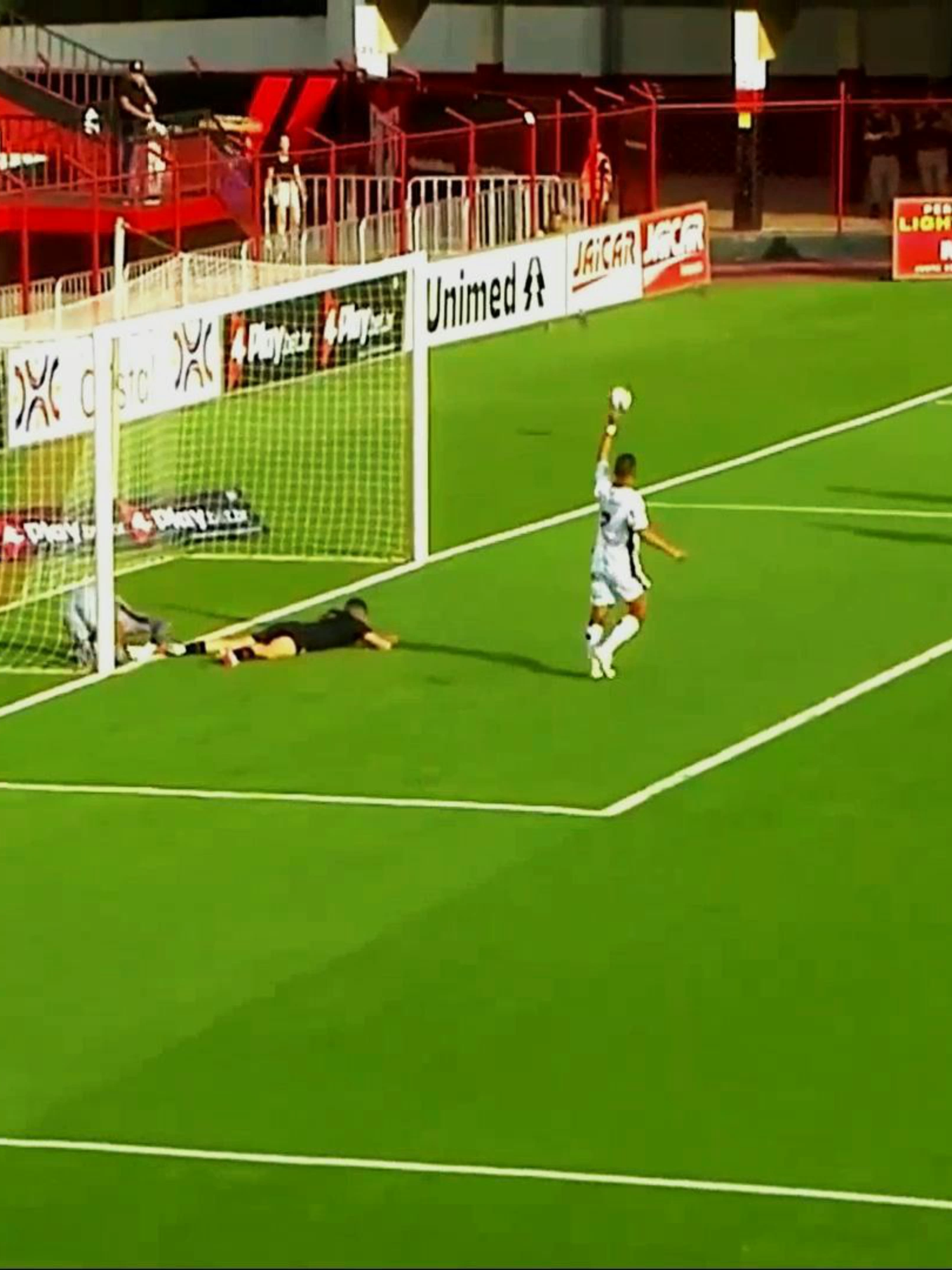 🔥🐉📹 O Dia que Vitor Roriz Me Descobriu 🎙️🐲 Foi um daqueles dias que ficam guardados no coração para sempre. Enquanto eu vivia duas paixões ao mesmo tempo — filmando cada detalhe da nossa torcida e, ao mesmo tempo, dando vida ao nosso mascote Dragolino 🎭🐉 — eis que o grande narrador Vitor Roriz percebeu e comentou. Não há emoção maior do que ouvir um narrador consagrado, voz que embala tantos lances e vitórias, falar da minha entrega, da minha paixão pelo Atlético Goianiense ❤️🖤. Eu estava ali, correndo entre filmagens e sorrisos, registrando os lances do Dragão no gramado 🏟️⚽, e de repente, a minha dedicação foi reconhecida no ar. Era como se, naquele instante, duas funções se unissem em uma só missão: eternizar o amor pelo Dragão. 💪🔥 O coração acelerou, os olhos brilharam, e eu tive certeza de que cada esforço, cada gota de suor, vale a pena quando é pelo Atlético. Porque ser Dragolino e cinegrafista não é apenas um trabalho. É viver, sentir e vibrar pelo nosso time. E quando alguém como Vitor Roriz reconhece isso, o sentimento se transforma em orgulho eterno. ✨🐉 👉 Paulo Marcos – Dragolino #DragãoEterno #AtléticoGoianiense #Dragolino #VitorRoriz #PaixãoPeloDragão