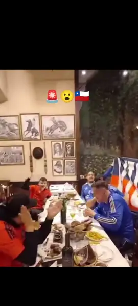 UNA INTERNA DE ACCIONISTAS EN LA U DE CHILE, ¿EL ORIGEN DE LA VIOLENCIA?  👉🏻 Parte de la defensa de Independiente incluye pruebas en video que muestran a Schapira, opositor a Clark (presidente de la U), almorzando con integrantes de la barra chilena el día del partido. #laU #independiente #conmebol #videoviral #parati 