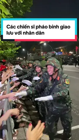 Các chiến sĩ pháo binh giao lưu với nhân dân. #A80 #CMT8 #QuocKhanh #concertquocgia #SieuPhimQuocGiaA80 