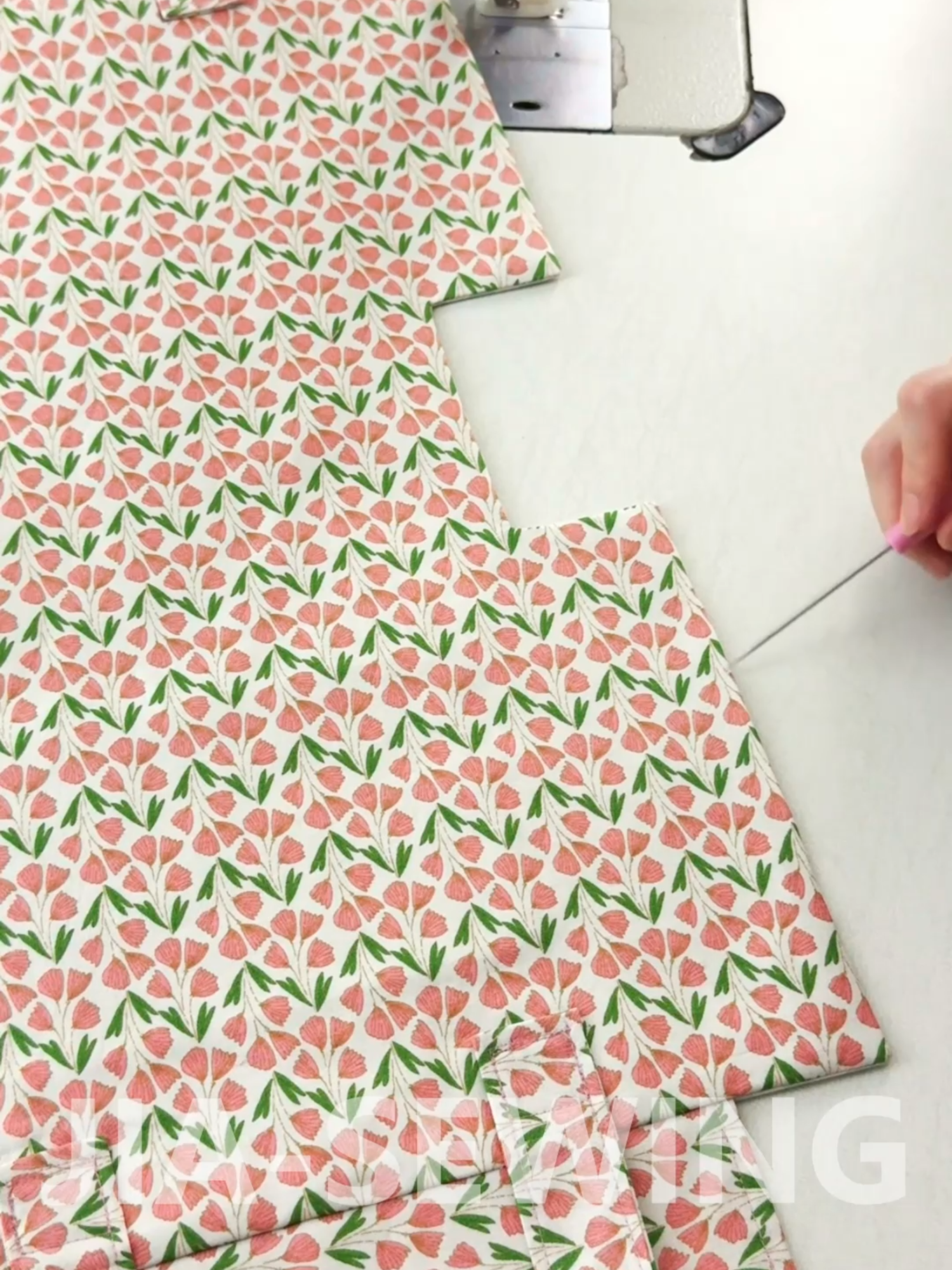 Tote Bag👜✨ | DIY | Quick Sewing Tips No.298 #sewing #sewingtips #sewingtipsandtricks #quicksewingtips #seamstress #tailoring #accessorries #diycraft #wallet #purse #DIY #pouch #bags #crossbag #cellphonebag #handbags #quiltedwallet #cardwallet #cushioncover #placemat #totebag #jia-sewing  💡Sewing Tools Link in Bio.💡    Material: Cotton / Interfacing / Zippers   Measurements: 32x50cm (12.59x19.68in) 4x5cm (1.57x1.96in) 38x3cm (14.96x1.18in) 5x5cm (1.96x1.96in) 12x25cm (4.72x9.84in) 0.5cm (0.19in) 1cm (0.39in) 30cm (11.81in) 1cm (0.39in)