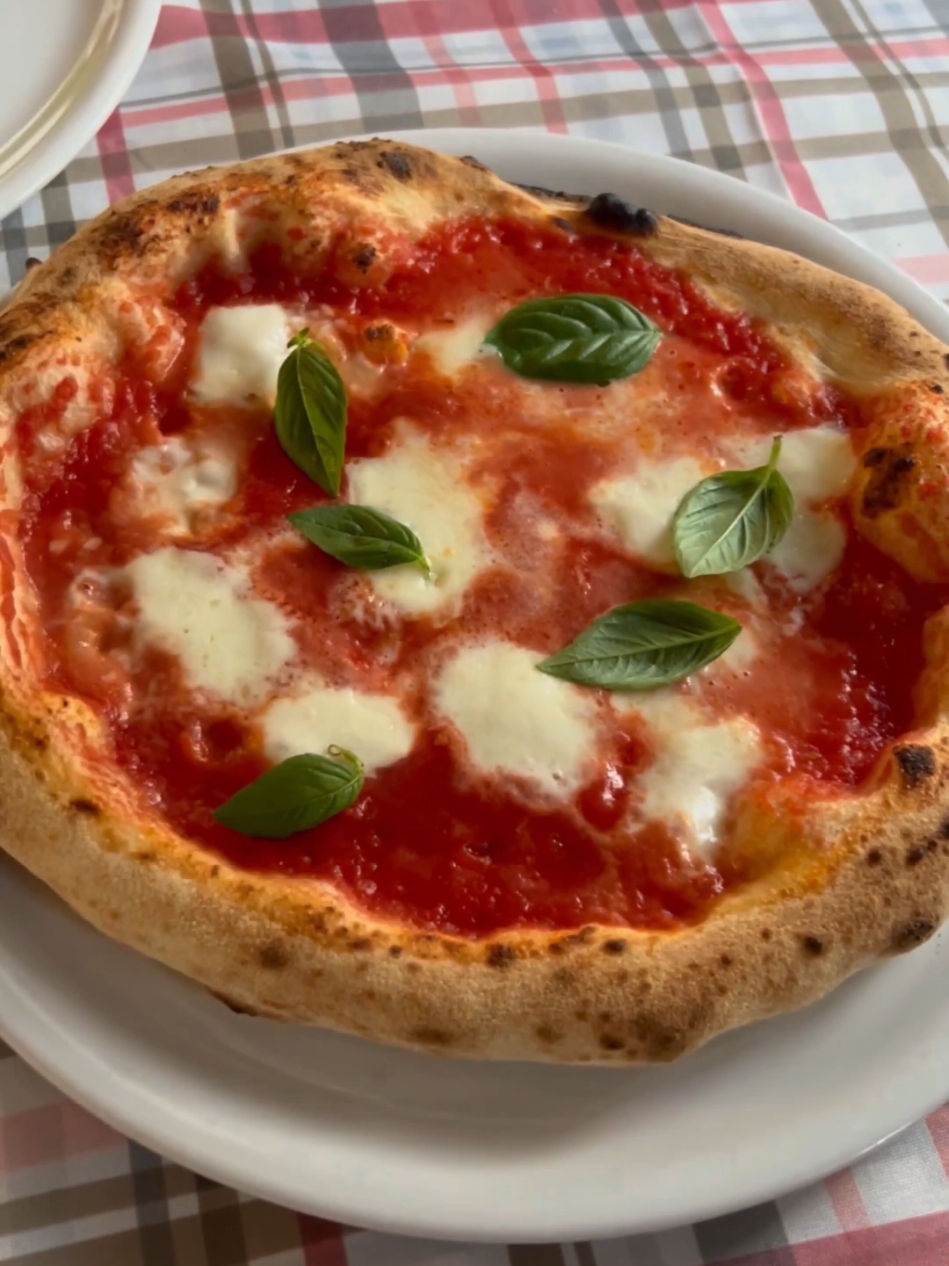 Pizza napoletana 😋 . @Revolve Pizza Oven  #pizzalover🍕 #pizzaoven #pizzanapoletana #foodnapoli #napolifood 
