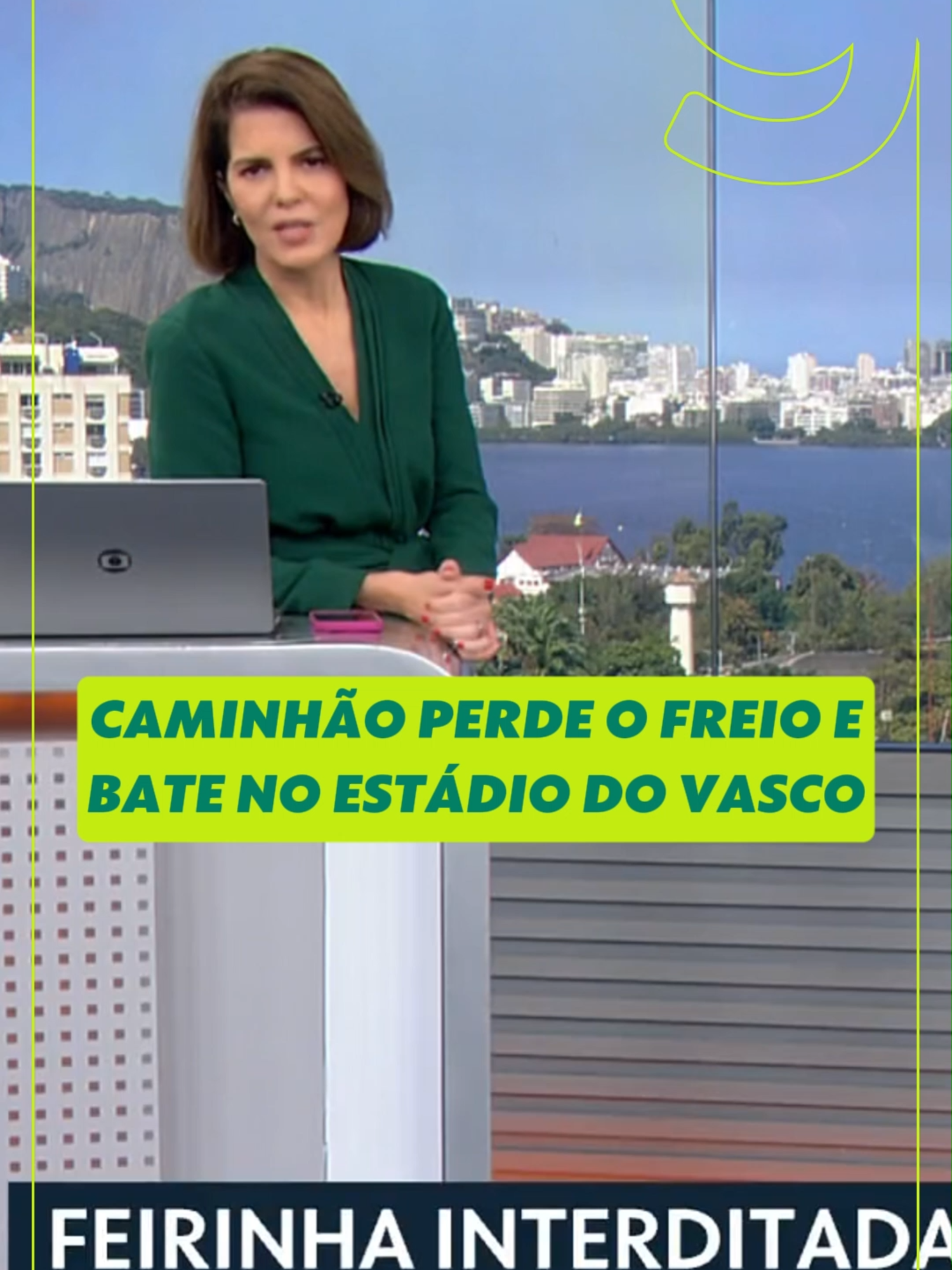 Caminhão perde os freios e bate perto de portão de entrada do estádio de São Januário. #futebol #vasco