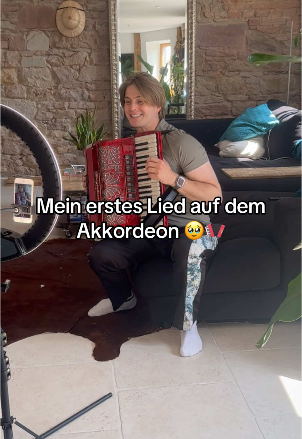 Mein erster Song auf dem Akkordeon! Was sagt ihr, wie gut behersche ich das Instrumen? Gerne Bewertung von 1-10 in die Kommentare! 🪗🥹🫶🏼 #akkordeon #instrument #lipsync #realitycheck #singen #schlager #land #volksmusik #vincentgross #lustig #comedy #fy #biersong #oktoberfest #lied  