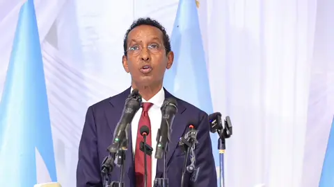 Wasiir Cawad si deganoo aan aflagaaddo ahayn buu u yiri; ninkaas Fiqi ah ee aad iga daba waddaan ha igu soo dhisininee idinku qiimeeya!.
