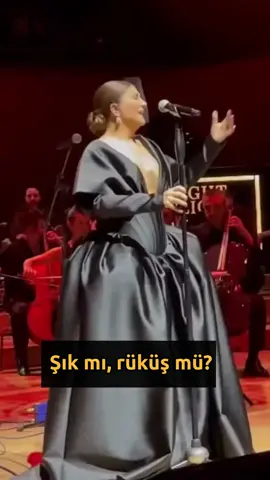 Gülşen'in sahne kostümü olay oldu! ✨ Sizce şık mı, rüküş mü? 🤔 Bu cesur seçim, tarzıyla her zaman konuşulan Gülşen'in yine çok konuşulacağını gösteriyor. 🎤🎼 Modayı yakından takip edenler için ilham verici olabilir. #Gulsen #SahneKostumu #Moda #Trend #Giyim