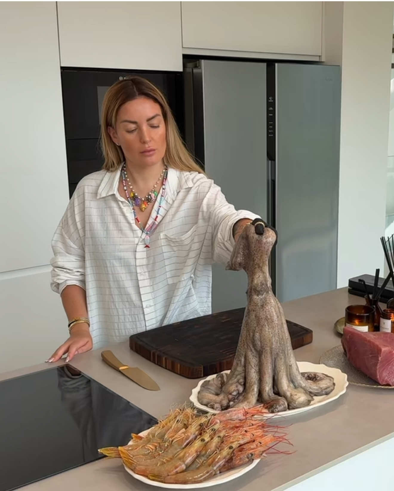 La receta completa ahora está en YouTube, enlace en la biografía ❤️ CEVICHE A LA PARILLA 🍢 La mejor alternativa para quienes no comen crudo.   Por cierto, yo como muchos productos crudos, incluyendo algunos mariscos. También me encanta el tartar, que todavía genera controversia en los comentarios 😅 Esta receta es una opción ideal de ceviche para aquellos que aún no se han atrevido a comer mariscos crudos. Me gustan tanto esta receta como la clásica. Por cierto, proviene de Perú 🇵🇪 Añadiré de mi parte: toda la clave está en los detalles: en las especias, condimentos, algún ingrediente clave o la combinación de varios sabores y texturas. ¡Así que aprendan a notar los detalles!   Si quieren desarrollar sus gustos, probar cosas nuevas y ser capaces de crear obras maestras culinarias en casa, vayan a mi canal de YouTube - el enlace está en la biografía. Cocinemos juntos ❤️ Por cierto, ¿les gustan los mariscos? #byvelcheva #reinavelcheva #foodaesthetic #ceviche 