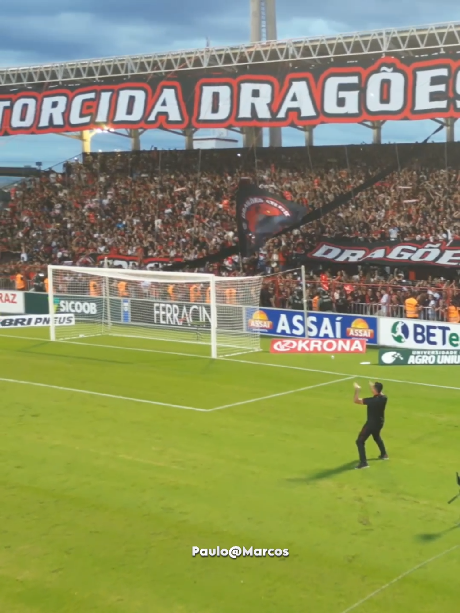 ✨🔥🐲❤️🖤 Sentir a energia da torcida ✨ É sentir o coração bater mais forte 💓🥁 É a garra que ecoa em cada grito 🔥 É a pulsação que arrepia o corpo inteiro ⚡️🙌 O cântico sobe aos céus 🎶✨ E o estádio vira um templo sagrado 🏟️🙏 Nada paga esse amor eterno ❤️🖤 Nada apaga a chama do Dragão 🐉🔥 Somos família, somos paixão 👨‍👩‍👧‍👦 Somos força, somos união ✊🔥 No vermelho e preto encontramos vida ❤️🖤 E no grito de guerra, encontramos fé 🙌🔥 Porque a energia da Nação Atleticana ✨ Não se explica… se sente! 💓🔥 — Paulo Marcos #DragãoEterno 🐲🔥 #NaçãoAtleticana ❤️🖤 #ForçaQueVemDaTorcida 🙌 #CasteloDoDragão 🏟️