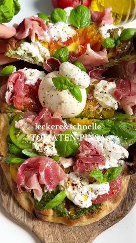 Super schnelle Tomaten-Pinsa🍅🍕 Eine super leckere Idee in 15 Minuten gemacht!😍 Probiert sie unbedingt mal aus und folgt mir  für mehr leckere Rezepte!❤️ Zutaten: 1 Pinsa Teig 2 Tomaten Pesto 1 Burrata Frischer Basilikum  Schinken(optional) Olivenöl, italienische Gewürze Zubereitung: Den Pinsa Teig bei 200 Grad 5 Minuten backen. Währenddessen die Tomaten in dünne Scheiben schneiden. Die Pinsa aus dem Ofen holen und mit dem Pesto bestreichen. Die Tomaten auslegen. Gefolgt von Burrata, optional Schinken, Basilikum und italienischen Gewürzen. Etwas Olivenöl darüber geben. Schon ist die leckere Pinsa fertig. Guten Appetit❤️ #einfachkochen #schnellerezepte #pinsa #tomaten #burrata 