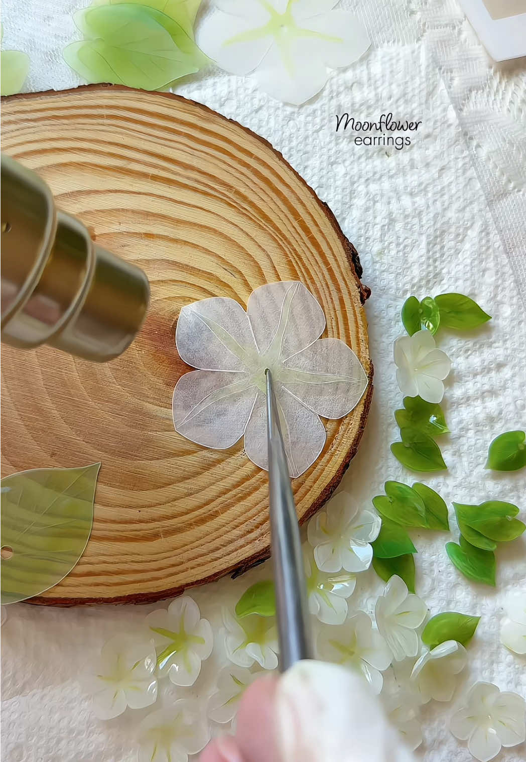 I’m absolutely in love with these flowers 🥹 ✨ The flowers are made from shrink plastic🤍The template for it is already on Patreon, link in bio.  #shrinkplastic #floraljewelry #handmade #earrings #moonflower 