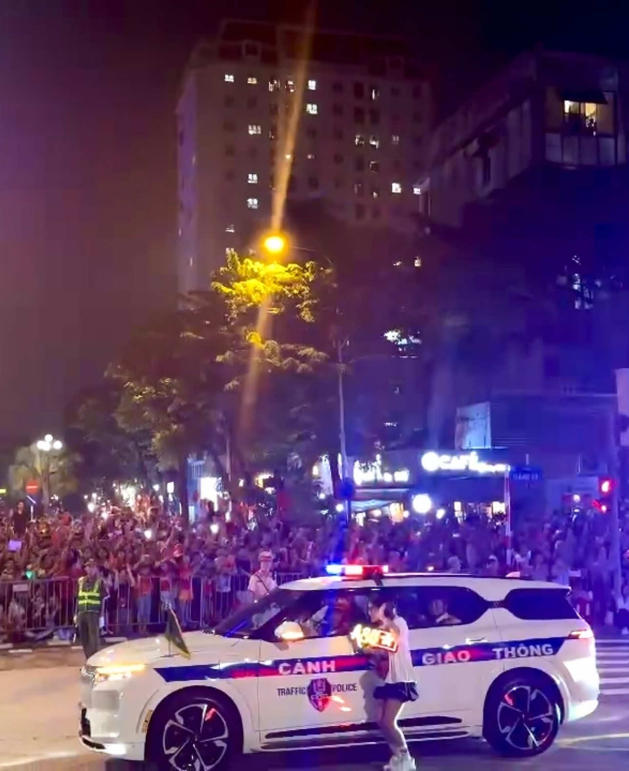 Đi xem diễu binh mà cũng bắt gặp fan cứng chạy ra xin chụp cùng xe CSGT 🚓🇻🇳 đáng yêu ghê :)) #vietnam #dieubinh #CSGT #mung2thang9 #xuhuong 