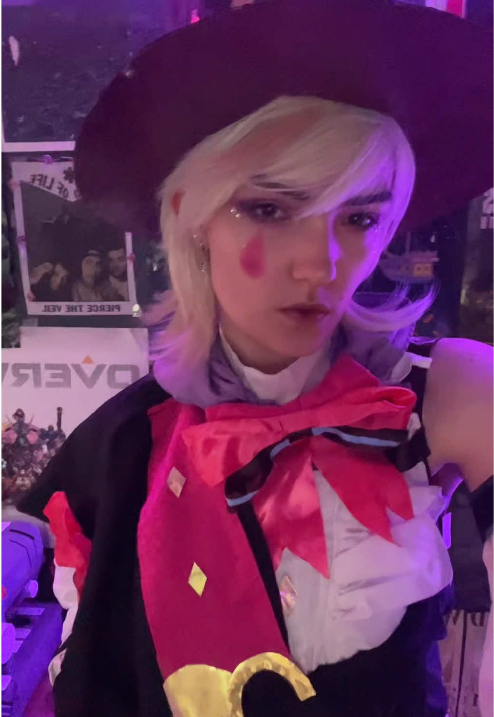 chat i haven’t been able to cosplay im in college🤯 {#GenshinImpact#genshinlyney#lyney#lyneycosplay#costume}