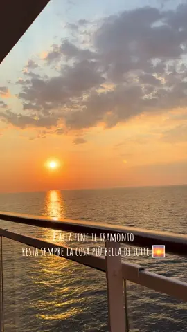 Mi piace guardarti..🌅⚓️🚢 #msc #crociera #tramonti #emozioni #msc2025 #msccruises #msc #tramonto 