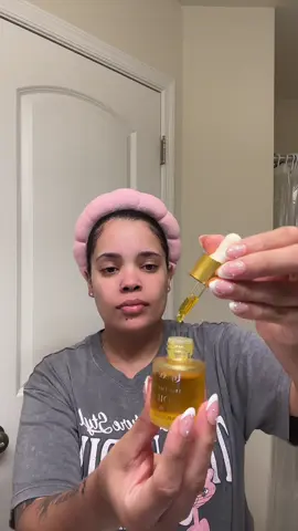 I’m loving the new addition to my skin care routine ✨ Review:  •Purifying face wash with charcoal has a soft texture & cleanses really well, leave skin feeling super soft & clear •Illuminating oil smells amazing & really hydrates & softens skin leaving it with a glow  •Lip balm is the perfect finishing touch leaving lips smooth & hydrated  Shop @Luxxxxe using the link in my bio #gillthe1 
