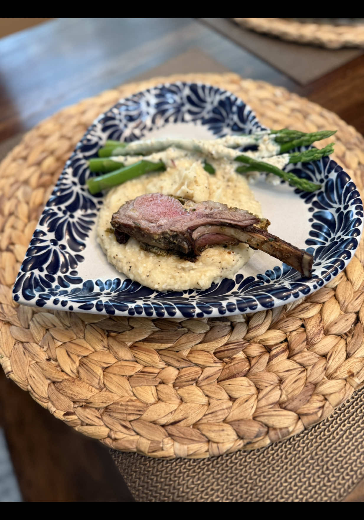 Chuletas de cordero y costra de pistacho asumadreeee #laregiacharlton #recetas #comida #cocina #mujeres @H-E-B @Costco Wholesale                            Ingredientes: 1 1/2 Lbs Chuletas de Cordero Sal Pimienta  1-2 Cucharadas Mantequilla CRUST 1/4 Tza de Pistache 1 Cda Romero fresco 1 Cdta Tomillo fresco 1 Cda Menta fresca 1/2 Manojo de Perejil fresco Sal y Pimienta al gusto 1/4 Tza de pan Molido 1/4 Tza de Queso Parmesano SHINGOS de AJO 4-5 Cdas de Aceite de Oliva  (del bueno señora por favor) Mostaza Dijon HORNO 450F por 15-20 min Termómetro  necesario para Darle el punto a la cocción 165F temperatura interna para Termino medio.
