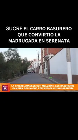 Es miércoles de madrugada en Sucre. La ciudad todavía bosteza, los perros callejeros vigilan esquinas silenciosas y de pronto, desde lejos, llega un sonido que antes era estridente y ahora resulta entrañable: no es el bocinazo brusco del carro basurero, es una cueca que se abre paso por las calles. El camión de la Empresa Municipal de Aseo (EMAS) sigue cumpliendo su ruta como siempre, pero algo cambió. En lugar del ruido metálico que despertaba a los vecinos de un salto, ahora lo que se escucha es el piano inolvidable de Fidel Torricos, los versos delicados de Matilde Cazasola, la voz de Jorge Poppe con Horizontes o la melodía de Edgar Rojas de Bonanza. Al volante, Pío Calle sonríe. Mastica un bolo de coca para vencer el sueño de la madrugada mientras mueve los hombros al ritmo de un bailecito. “Así se trabaja mejor”, dice, sin dejar de mirar el camino. Detrás de él, dos ayudantes vestidos de naranja bajan y suben de la plataforma, corriendo de un lado a otro. Recogen bolsas, reciben la basura que los vecinos les alcanzan, hacen lo mismo de siempre, pero ahora acompañados de canciones que suavizan la rutina. El altavoz ya no lanza aquel llamado agresivo que molestaba a los mayores y desvelaba a los niños. Hoy, en cambio, la música se mezcla con el frío de la madrugada y convierte una labor pesada en un momento casi festivo. “Desde hoy, el carro basurero viene con música”, anunció la presidenta de barrio, con una sonrisa que todavía parece escucharse en la calle. Valentina, vecina de la zona, asomada a la ventana, no pudo contenerse: “¡Por fin!”, exclamó, como quien celebra un regalo largamente esperado. Y sí, algo ha cambiado. No son los grandes proyectos ni las promesas de siempre; son esos pequeños detalles que nos hacen más humanos, más civilizados. Porque una ciudad no necesita despertar con sobresaltos, basta con melodías que nos recuerden que Sucre puede ser mejor… siempre que aprendamos a ponerle música a la vida. #Video: Periodismo Que Cuenta  