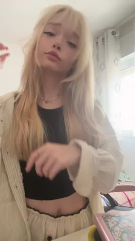 >_<