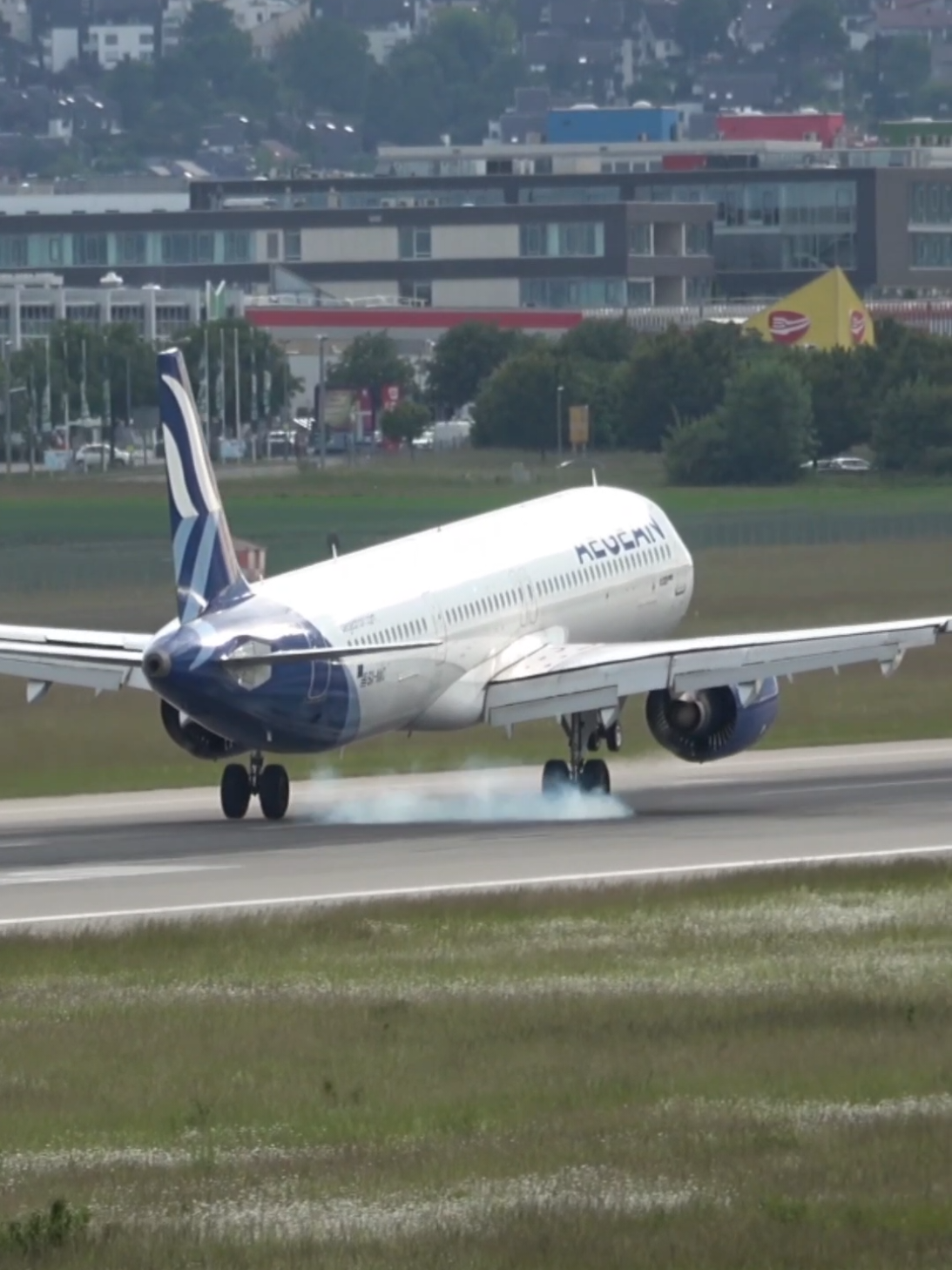 Aegean Airlines Airbus A321 Landing at Stuttgart Airport #aviation #stuttgartairport #aegeanairlines #planelanding #airbus 
