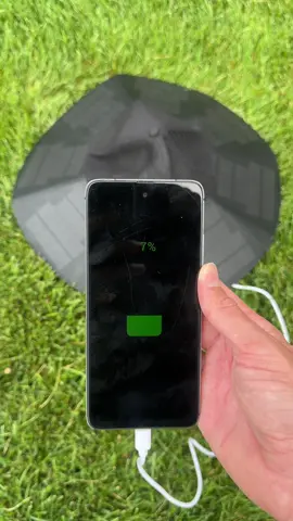 The ultimate survivor hat😮‍💨 Comment “hat” and I’ll send you the link to it! #solarhat #portablepowerbank #amazonfinds #amazontech #amazonfavorites 