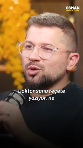 Tevekkül, insanın Allah’a güvenerek, Onun takdirine rıza göstermesi ve her işin sonucunu Allah’a bırakmasıdır. Allah’ın emirlerine uymak da tevekkülün en güzel tezahürüdür. Çünkü Rabbimiz bize faydalı olanı emreder, zararlı olandan sakındırır. Kul, namazıyla, orucuyla, helal dairesinde yaşamasıyla hem Allah’a itaati hem de tevekkülü göstermiş olur. Zira Allah buyuruyor:📖 “Kim Allah’a tevekkül ederse, O ona yeter.” (Talâk, 3)Yani kulluk yolunda sabreden, emir ve nehiylere riayet eden mümin, Allah’ın himayesi altındadır. Böyle bir insan, dünya sıkıntılarında da ahiret endişelerinde de huzur bulur.İşte tevekkül, teslimiyet ve itaat; kulun Rabbine olan sevgisini, güvenini ve bağlılığını en samimi şekilde ortaya koyar. Yedekleme Kodu: OSR_168