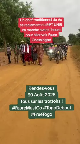 Il est chef traditionnel du village de Badjénopé dans le Vo Il se réclame du parti de Faure Gnassingbé où il dénonce des divisions Il marche de Vogan sur Lomé pour rencontrer #FaureGnassingbe , en empruntant les belles pistes rurales vantées par Gil-Benoit AFANGBEDJI sur les chaînes internationales. Tout s'effondre au #Togo de @fegnassingbe !? Forces vives,  Tous sur le trottoir ! Rendez vous ce 30 Août 2025 #FaureMustGo #TogoDebout #FreeTogo 